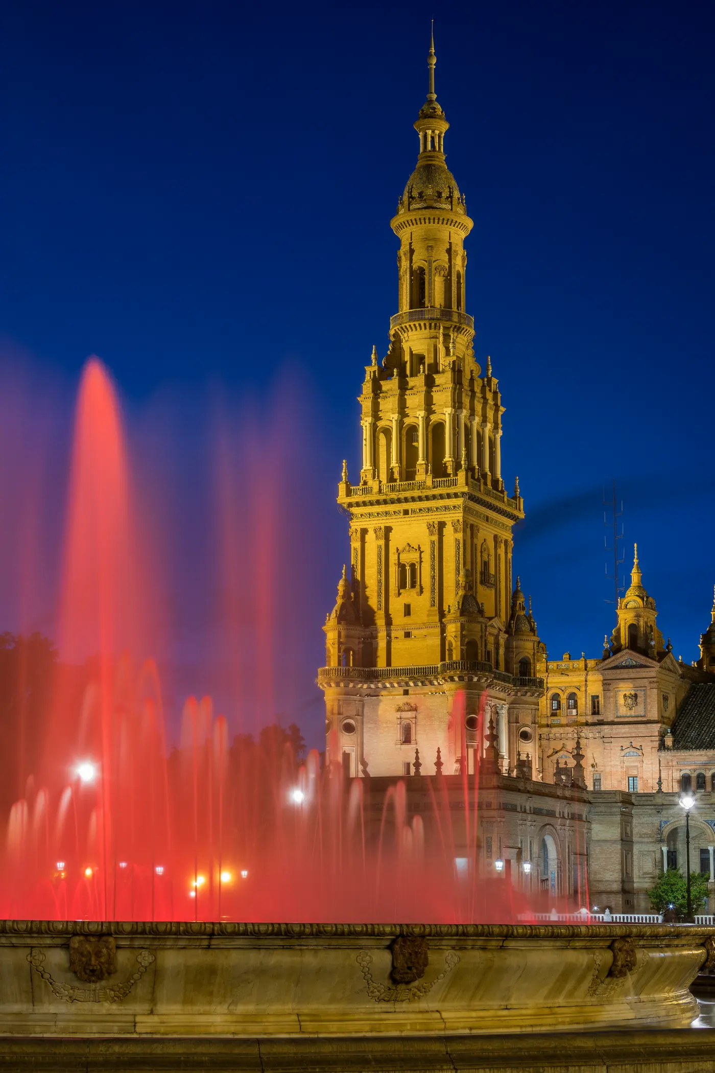 La Plaza de España de noche, con la fuente iluminada